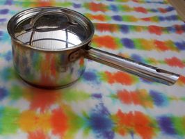 [small saucepan: lidded pot with a stick handle]