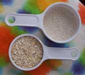 [oat bran and quick oats in measuring cups]