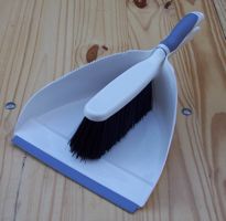 [duster and dustpan]